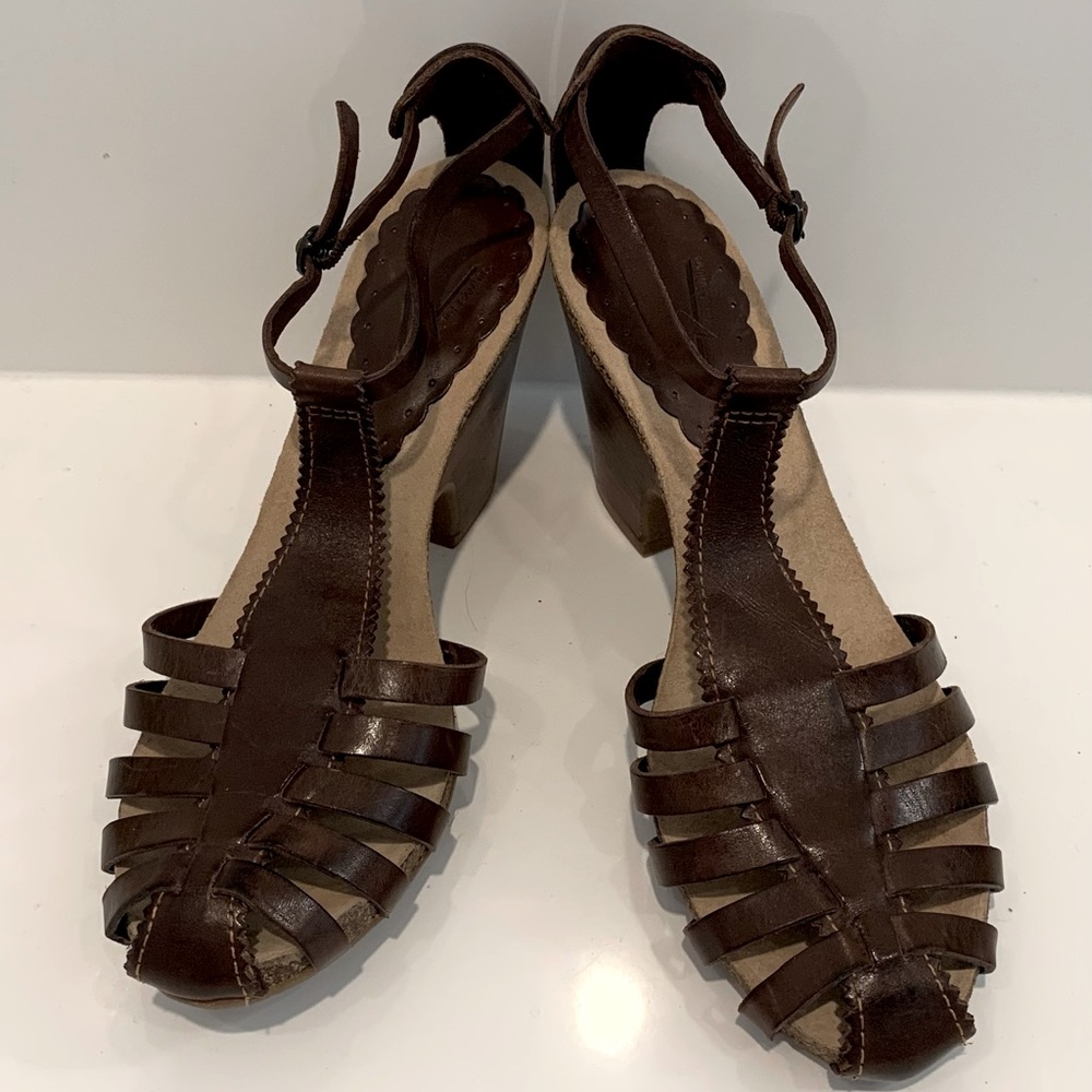 VINCE CAMUTO Brown T-Strap Sandal